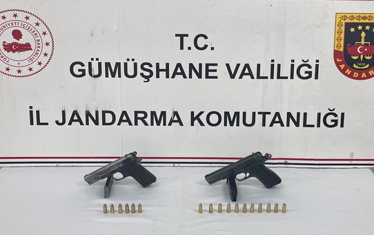 Gümüşhane Kürtün'de jandarma 2 ruhsatsız tabanca ve 17 fişek ele geçirdi