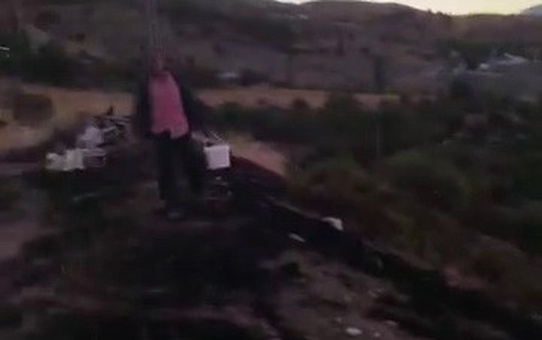 Adıyaman Gölbaşı'nda otluk alandaki yangını köylüler kovalarla söndürdü