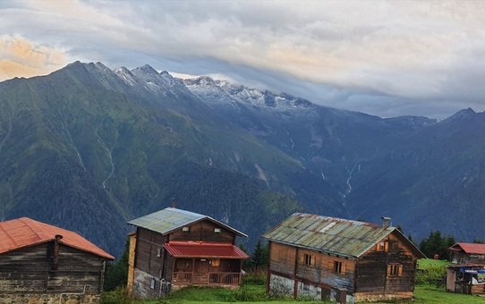 Rize Çamlıhemşin'de Kaçkar Dağları'na mevsimin ilk karı yağdı