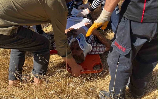 Şanlıurfa Birecik'te devrilen traktörün sürücüsü yaralı kurtarıldı, hastaneye kaldırıldı