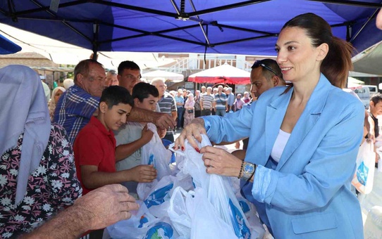 Söke Belediyesi'nin ürettiği unlar Bağarası'nda vatandaşlara dağıtıldı