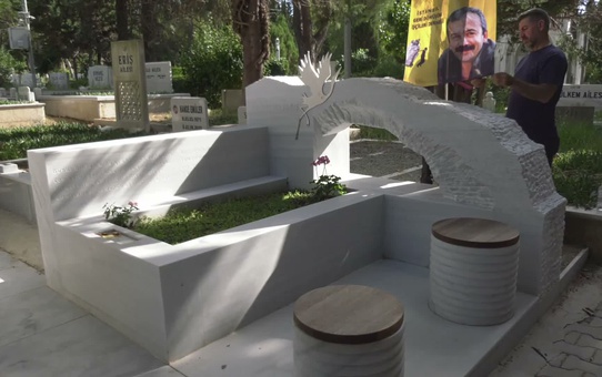 Tahliye edilen Selçuk Mızraklı, Sırrı Süreyya Önder'in mezarını ziyaret etti