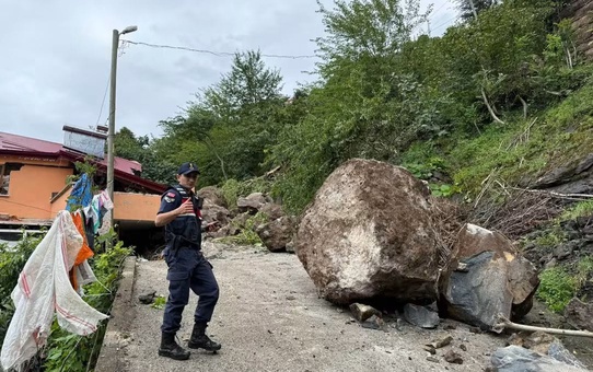 Trabzon Beşikdüzü'nde heyelan 3 katlı evin üst katını toprak ve suyla doldurdu