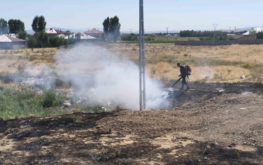 Van Erciş'te örtü yangını itfaiyenin müdahalesiyle söndürüldü