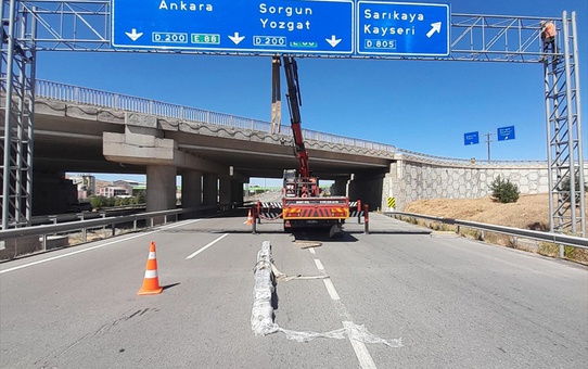 Yozgat'ta karayollarındaki görünürlüğü azalan trafik levhaları yenilendi