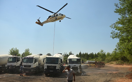 Antalya Aksu'da köylüler traktörlerle yangın havuzlarını doldurup helikopterlere su