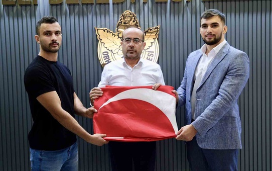 Bursa'da dağcılar yıpranan Türk bayrağını mağarada yenisiyle değiştirdi, başkandan dev bayrak