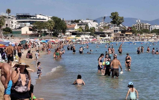 Didim'de sıcaklar sürüyor, Altınkum Plajı dolup taşıyor