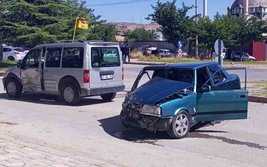Elazığ'da otomobil ile hafif ticari araç çarpıştı; 2 yaralı hastaneye kaldırıldı