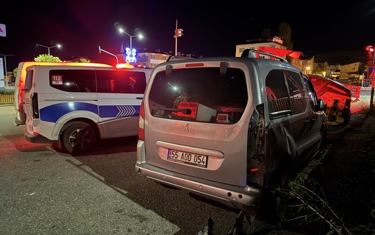 Erzurum'da kırmızı ışıkta bekleyen hafif ticari araca motosiklet çarptı, sürücü ağır yaralandı