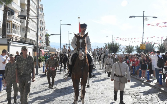 İzmir'in kurtuluş kutlamalarında Atlı Süvari Birlikleri ve SOLOTÜRK gösteri yaptı