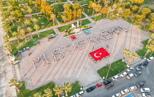 İzmir Aliağa'da Ülkü Ocakları üyeleri 9 Eylül için 'Mustafa Kemal' koreografisi yaptı
