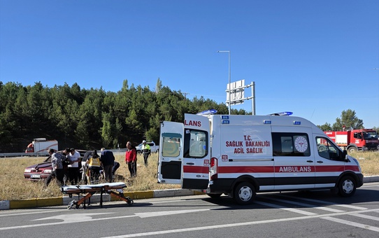 Sivas'ta iki otomobilin çarpıştığı kazada 2'si ağır, 3 kişi yaralandı