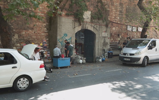 Beyoğlu'ndaki tarihi Galata Bedesteni'nin duvarlarındaki grafitiler görüntü kirliliği yaratıyor