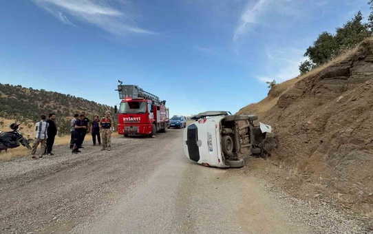 Hakkari Derecik'te takla atan otomobilde yaralanan sürücünün eşinin hayati tehlikesi var