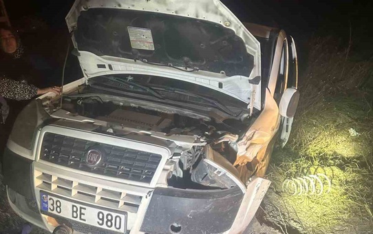 Kayseri Kocasinan'da hafif ticari araç ile otomobil kafa kafaya çarpıştı, 2 sürücü yaralandı