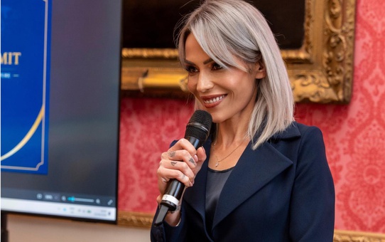 Londra'daki uluslararası barış gecesine Dil Bilimci Derya Şahin de katıldı