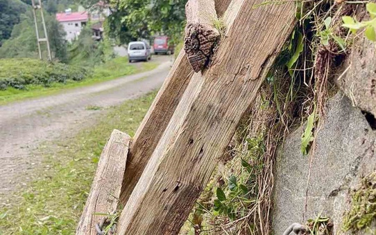 Rize'de merdivenini kaybetmek istemeyen vatandaş, beton duvarı delip zincirle kilitledi