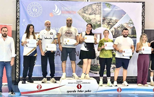 Niğde'den veteran badmintoncular Trabzon'dan 5 madalyayla döndü