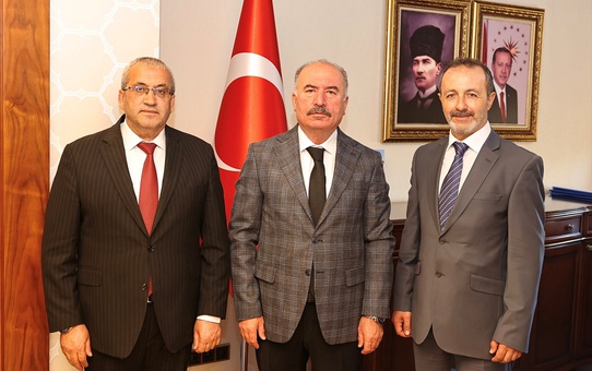 İtalya'da Seneca Edebiyat Ödülü kazanan öğretmen Öztürk, Vali Çalgan'ı ziyaret etti