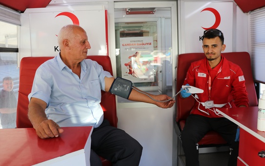 Amasya Suluova'da emekli astsubay 50'nci kayıtlı kan bağışını yaptı