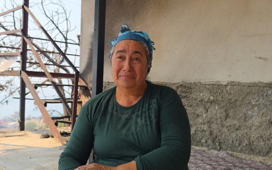 Adana Kozan'da orman yangınında evi küle dönen çift gözyaşı döktü