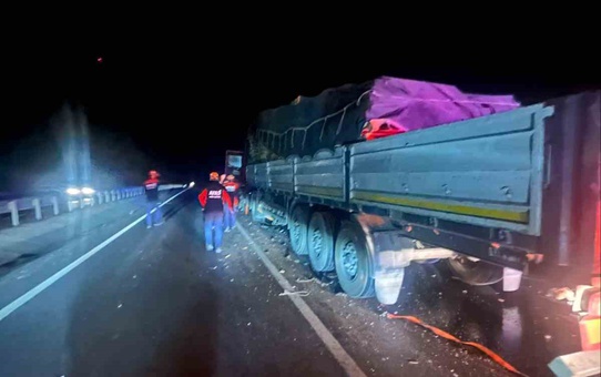 Afyonkarahisar Sinanpaşa'da tırlar çarpıştı, bir sürücü hayatını kaybetti