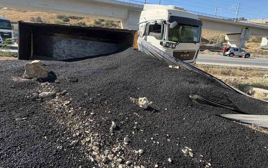 Ankara Mamak'ta aşırı yüklü tır kontrolden çıkıp devrildi