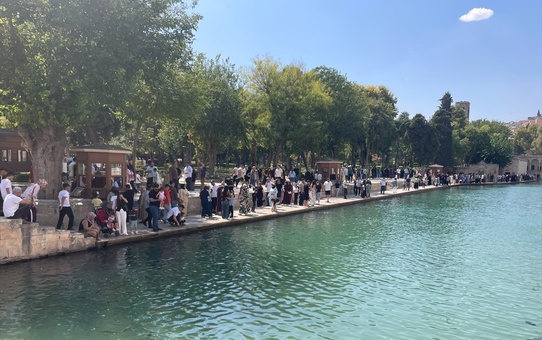 Şanlıurfa Balıklıgöl'de hafta sonu ziyaretçi yoğunluğu oluştu