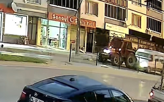Bursa Mustafakemalpaşa'da panelvan traktöre çarptı, tarım işçisi 10 kişi yaralandı