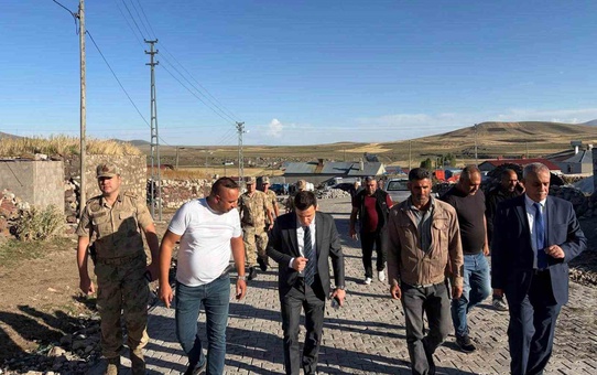 Digor Kaymakamı Zengin, Şatıroğlu Köyü'ndeki parke taşı çalışmalarını inceledi