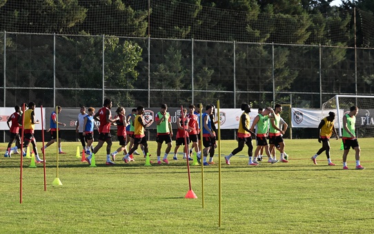 Gaziantep Valisi Çeber ve Başkan Şahin, Fenerbahçe maçı öncesi Gaziantep FK'ye moral verdi