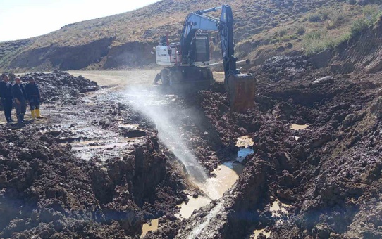 Hakkari Belediyesi 3 bin 500 rakımlı Berçelan Yaylası'nda su hattı arızasını onarıyor