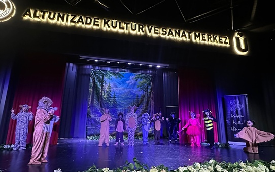 İstanbul'da koruma altındaki çocuklar iki tiyatro oyunuyla sahnede buluştu