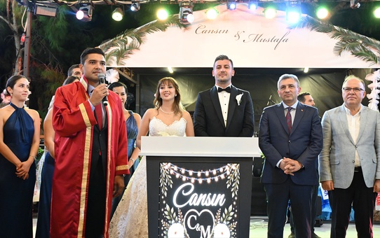 Kepez Belediye Başkanı Kocagöz'ün kızı, Antalya'daki düğün töreniyle dünyaevine girdi