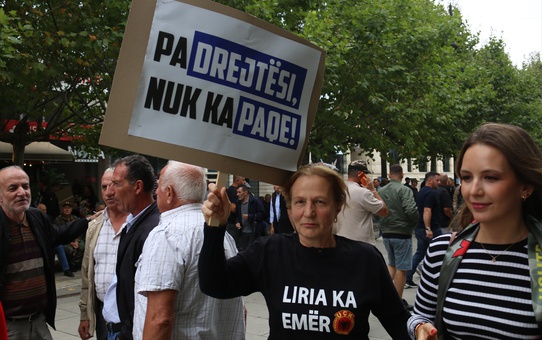 Priştine'de binlerce kişi Lahey'de yargılanan eski UÇK komutanlarına destek verdi