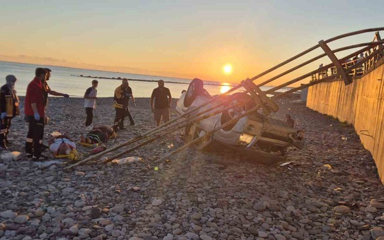 Samsun Yakakent'te pikap halk plajına uçtu, sürücü ve yolcu yaralandı