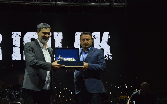 Uğur Işılak Kütahya'da sahnede Aşık Veysel eserlerini seslendirdi