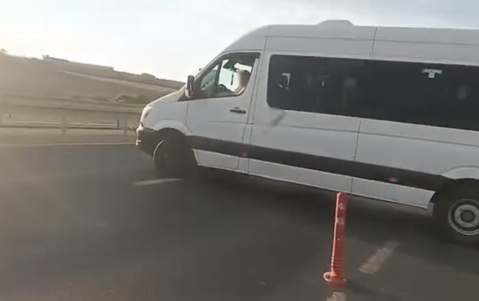 Tekirdağ Çorlu'da minibüs şoförü yasak dönüşte motosikletlinin tepkisiyle geri adım attı