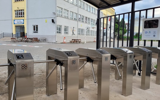 Bir okula daha turnike kuruldu: Öğrenciler artık kart basarak girecek