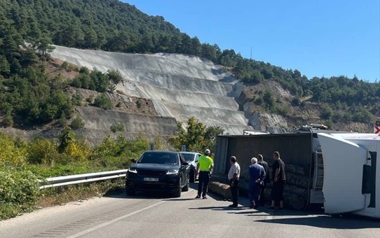 Tokat Niksar'da devrilen tırın sürücüsü yaralandı
