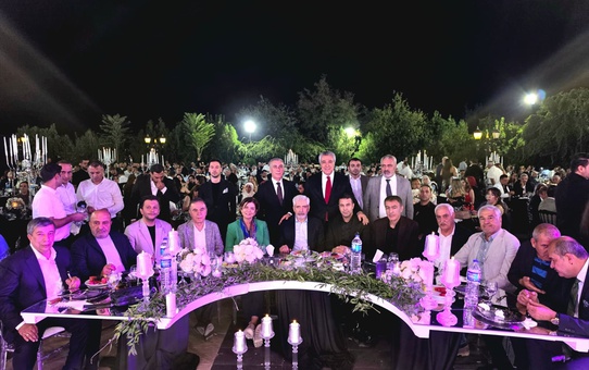 AK Partili vekiller Diyarbakır'da düğüne katıldı, halay çekti