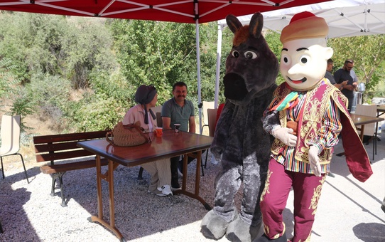Çankırı'da üniversiteyi kazanan öğrencileri yurtlarda Keloğlan maskotları karşıladı