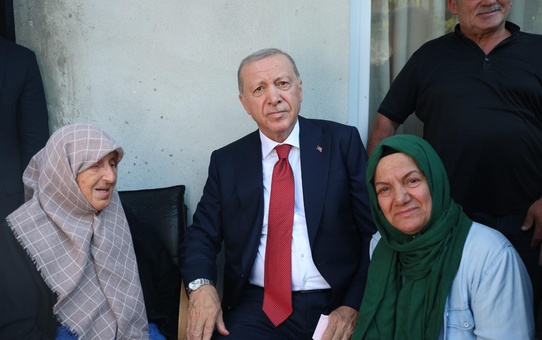 Cumhurbaşkanı Erdoğan, Rize'de komşularını ziyaret etti