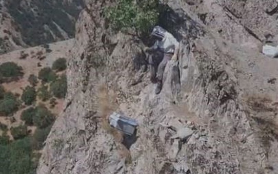 Elazığ Palu'da arıcılar kayalıklardan sarkıttıkları kovanlardan bal sağımı yaptı