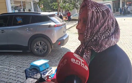 Kemalpaşa'da pazarcılar dertli, emekli Yılmaz çay parasını borca verecek