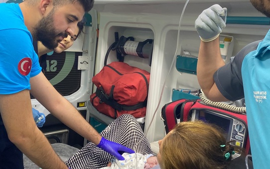 Kilis'te 112 ekibi ambulansa yetişti, bebek sağlıkla dünyaya geldi