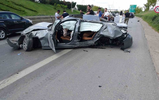 İstanbul'da korkunç kaza! Lüks otomobil hurdaya döndü, sürücü ağır yaralı