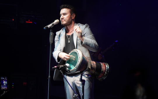 Mustafa Ceceli Antalya'daki otel konserinde darbuka ve org çalarak alkış aldı