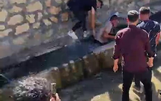 Sivas Şarkışla'da damat ve sağdıç, düğün geleneğiyle çeşmede suya basıldı
